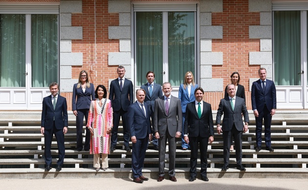 Fotografía de grupo de Su Majestad el Rey con el Comité de Dirección de Heineken España