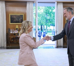 Su Majestad el Rey recibe el saludo de la presidenta de la Junta Directiva de la Asociación Nacional de Grandes Empresas de Distribución, Matilde Garc