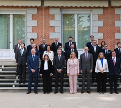 Fotografía de grupo de Su Majestad el Rey con la Junta Directiva de la Asociación Nacional de Grandes Empresas de Distribución (ANGED) 