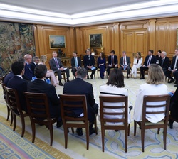 Su Majestad el Rey conversa con los miembros de la Junta Directiva de la Asociación Nacional de Grandes Empresas de Distribución (ANGED) durante la au