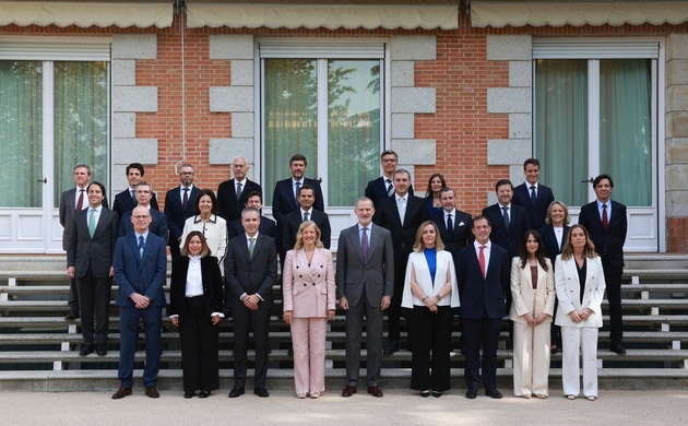 Fotografía de grupo de Su Majestad el Rey con la Junta Directiva de la Asociación Nacional de Grandes Empresas de Distribución (ANGED) 