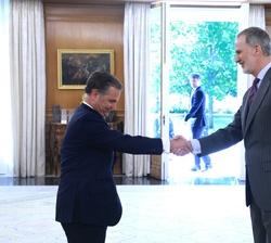 Su Majestad el Rey recibe el saludo del presidente de Philips Ibérica, S.A., Juan Antonio Sanabria Luego