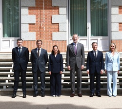 Fotografía de grupo de Su Majestad el Rey con la representación de Philips Ibérica