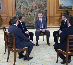 Su Majestad el Rey durante la audiencia a una representación de Philips Ibérica con motivo del centenario de la compañía en España