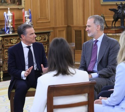 Su Majestad el Rey conversa con los miembros de la representación de Philips Ibérica, encabezada por su presidente, Juan Antonio Sanabria Luego