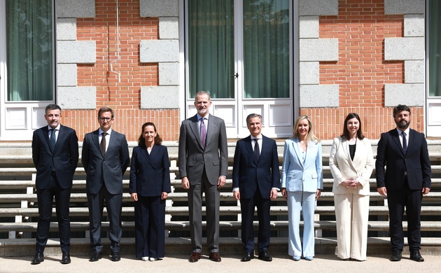 Fotografía de grupo de Su Majestad el Rey con la representación de Philips Ibérica
