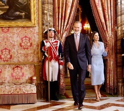 Sus Majestades los Reyes acceden a la Saleta de Gasparini