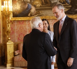 Don Felipe recibe el saludo del ganador del Premio "Miguel de Cervantes" 2025, Gonzalo Celorio