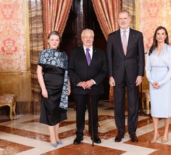 Sus Majestades los Reyes junto a Gonzalo Celorio,ganador del Premio "Miguel de Cervantes" 2025 y su esposa