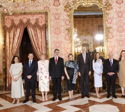 Fotografía de grupo de Su Majestades los Reyes junto al ganador del Premio "Miguel de Cervantes" 2025, Gonzalo Celorio y sus familiares