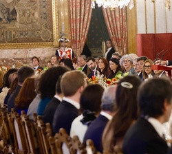 S.M. el Rey dirige unas palabras a los asistentes al almuerzo