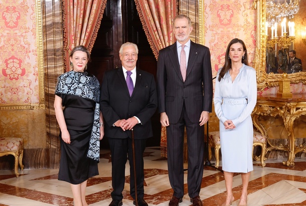 Sus Majestades los Reyes junto a Gonzalo Celorio,ganador del Premio "Miguel de Cervantes" 2025 y su esposa