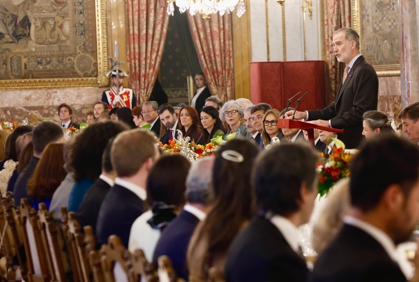 S.M. el Rey dirige unas palabras a los asistentes al almuerzo