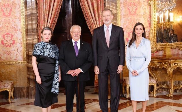 Sus Majestades los Reyes junto a Gonzalo Celorio,ganador del Premio "Miguel de Cervantes" 2025 y su esposa