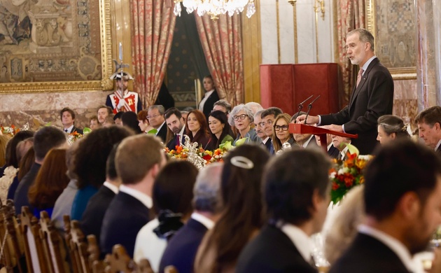 S.M. el Rey dirige unas palabras a los asistentes al almuerzo