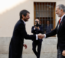 Su Majestad el Rey es recibido por el ministro de Cultura, Ernest Urtasun 