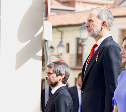 Sus Majestades los Reyes reciben honores militares a su llegada al acto
