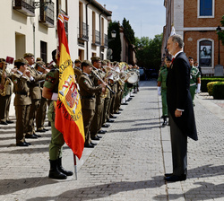 Su Majestad el Rey saluda a la Enseña Nacional durante la revista a la Fuerza que rendía honores