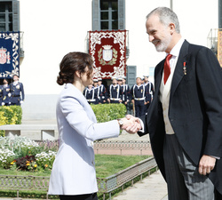 Su Majestad el Rey recibe el saludo de la presidenta de la Comunidad de Madrid, Isabel Díaz Ayuso