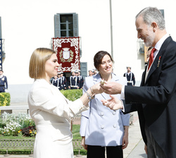 Su Majestad el Rey recibe el bastón de mando de la ciudad de manos de la alcaldesa de Alcalá de Henares, Judith Piquet