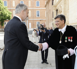 Su Majestad el Rey recibe el saludo del rector magnífico de la Universidad de Alcalá, Carmelo García Pérez