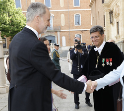 Su Majestad el Rey recibe el saludo de la directora general del Libro, del Cómic y de la Lectura, María José Gálvez