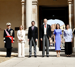 Fotografía de grupo de Sus Majestades los Reyes con las autoridades asistentes al acto