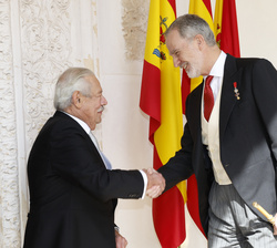 Su Majestad el Rey recibe el saludo del Premio de Literatura en Lengua Castellana “Miguel de Cervantes” 2025, el escritor Gonzalo Celorio