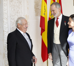 Sus Majestades los Reyes conversan con el Premio de Literatura en Lengua Castellana “Miguel de Cervantes” 2025, el escritor Gonzalo Celori
