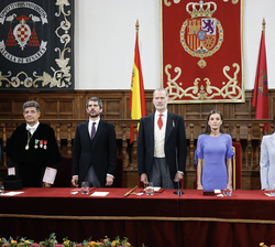 Sus Majestades los Reyes en la mesa presidencial durante la interpretación del Himno Nacional