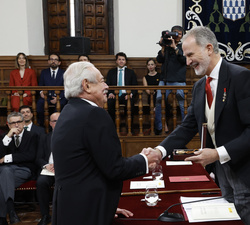 Su Majestad el Rey entrega la medalla del Premio de Literatura en Lengua Castellana “Miguel de Cervantes” 2025 al escritor Gonzalo Celorio