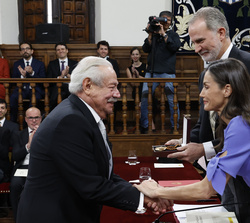 Su Majestad la Reina felicita al Premio de Literatura en Lengua Castellana “Miguel de Cervantes” 2025, el escritor Gonzalo Celorio