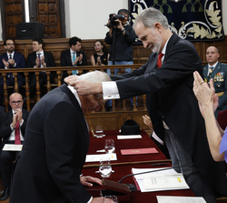 Su Majestad el Rey en presencia de Doña Letizia impone la medalla del Premio de Literatura en Lengua Castellana “Miguel de Cervantes” 2025