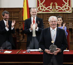 El Premio de Literatura en Lengua Castellana “Miguel de Cervantes” 2025, el escritor Gonzalo Celorio, tras recibir el galardón
