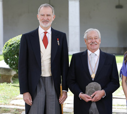 Sus Majestades los Reyes con el Premio de Literatura en Lengua Castellana “Miguel de Cervantes” 2025, el escritor mexicano Gonzalo Celorio