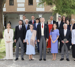 Fotografía de grupo de Sus Majestades los Reyes con el galardonado, sus familiares y las principales autoridades