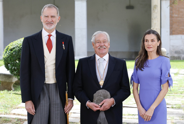 Sus Majestades los Reyes con el Premio de Literatura en Lengua Castellana “Miguel de Cervantes” 2025, el escritor mexicano Gonzalo Celorio