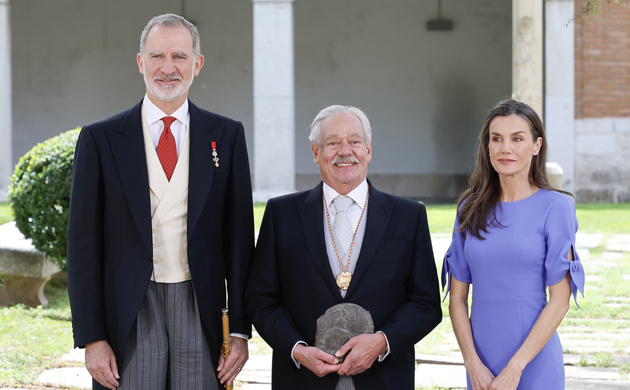 Sus Majestades los Reyes con el Premio de Literatura en Lengua Castellana “Miguel de Cervantes” 2025, el escritor mexicano Gonzalo Celorio