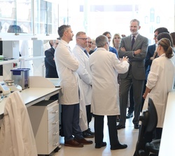 Don Felipe, durante la visita a los laboratorios