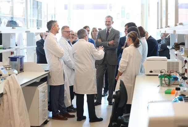 Don Felipe, durante la visita a los laboratorios