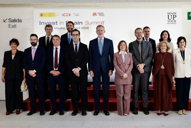 Fotografía de grupo de Su Majestad el Rey con las autoridades y personalidades asistentes al acto