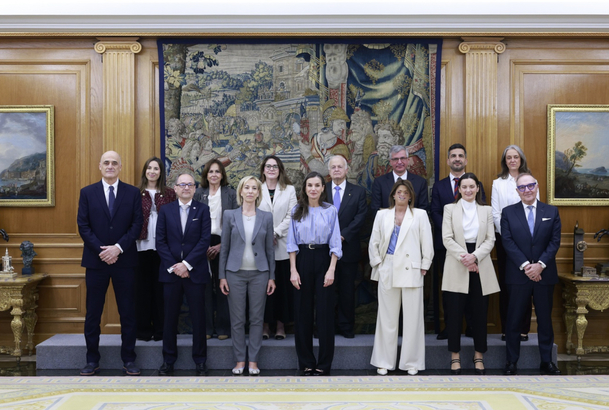 Su Majestad la Reina junto a los miembros del Observatorio Legislativo de Enfermedades Raras y Medicament