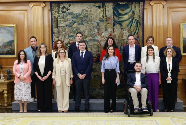 Su Majestad la Reina junto a los representantes de la Asociación de Enfermedades Raras “Más Visibles” y de la película d