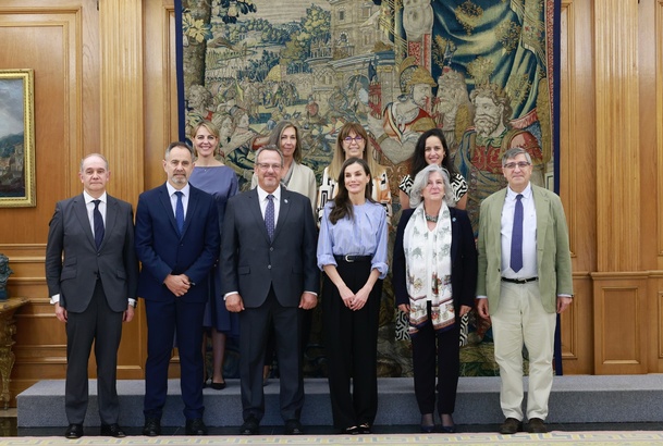 Su Majestad la Reina junto a la representación de la Fundación Porque Viven