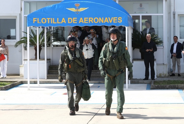 Don Felipe viste el equipo para el vuelo de familiarización en el helicóptero NH90