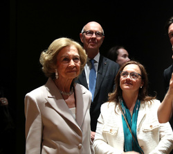 Su Majestad la Reina Doña Sofía, durante el recorrido por la muestra dedicada a Francisco de Zurbarán