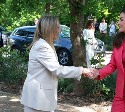 Su Majestad la Reina recibe el saludo de la alcaldesa de Granada, María Francisca Carazo