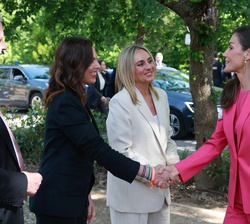 Su Majestad la Reina recibe el saludo de la consejera de Fomento, Articulación del Territorio y Vivienda de la Junta de Andalucía, Rocío Díaz