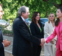 Su Majestad la Reina recibe el saludo del presidente de la Fundación Princesa de Girona, Francisco Belil