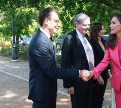 Su Majestad la Reina recibe el saludo del director general de la Fundación Princesa de Girona, Salvador Tasqué